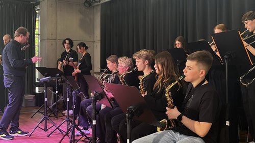 30 Jahre Städtepartnerschaft Burgwedel - Domfront Schülerinnen und Schüler mit Musikinstrumenten auf der Bühne