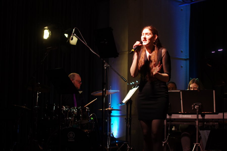 Musikerinnen und Musiker auf der Bühne