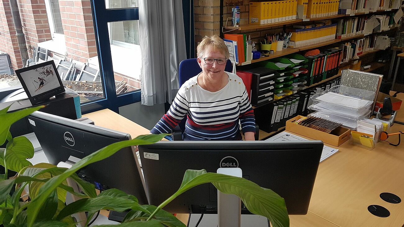 Foto: Verlässt ihren Arbeitsplatz in der Bibliothek: Sabine Grüne geht in den Ruhestand