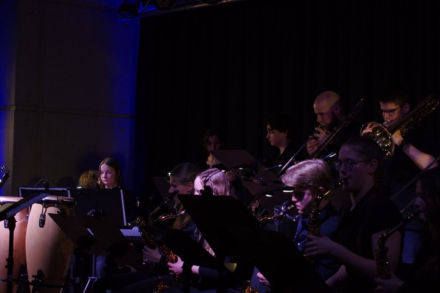 Musikerinnen und Musiker auf der Bühne
