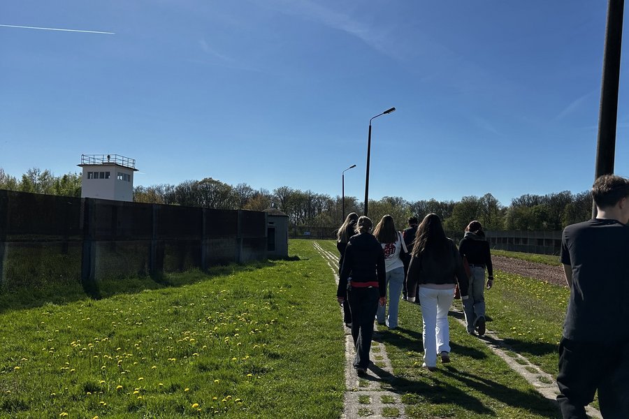 Schülerinnen und Schüler laufen auf dem Kolonnenweg