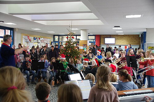 Foto: Weihnachtsstimmung in der Pausenhalle mit "Crazy Horns" (5B)