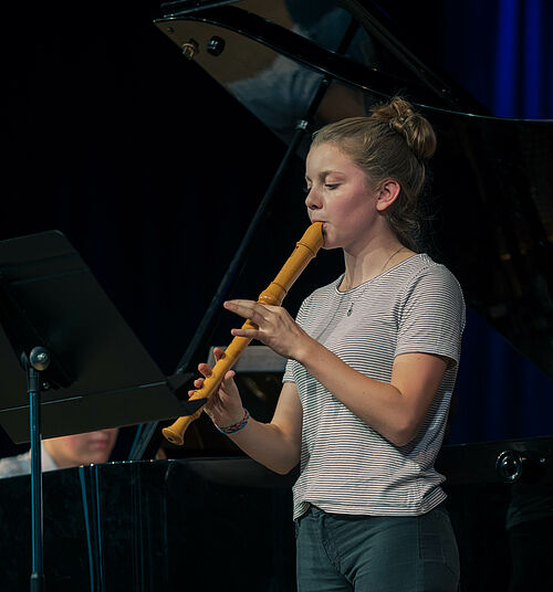 Bild: Imke Vosberg überzeugte auf der Blockflöte, gefühlvoll begleitet von Aaron Triebler.