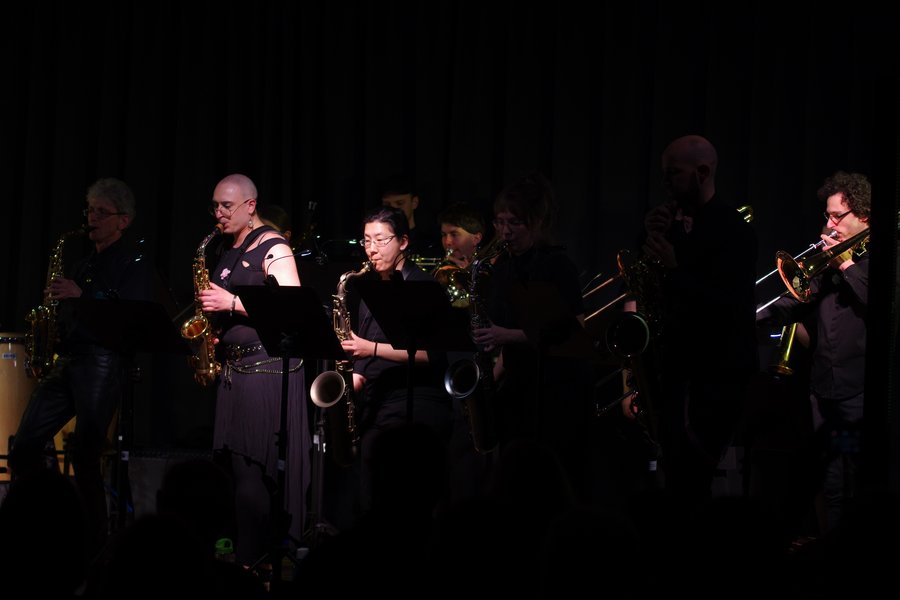 Musikerinnen und Musiker auf der Bühne