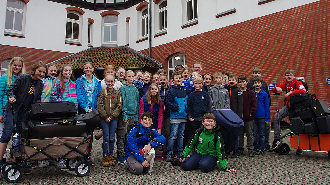 Foto: Mit dem Bollerwagen als Tourbus: "Music People" vor der Grundschule Großburgwedel
