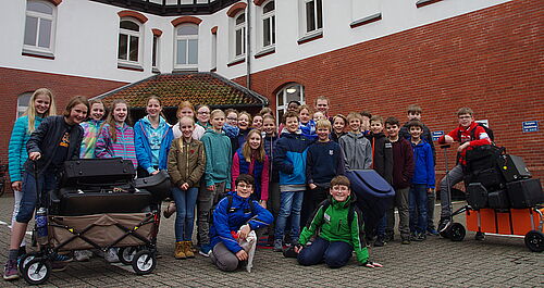Foto: Mit dem Bollerwagen als Tourbus: "Music People" vor der Grundschule Großburgwedel