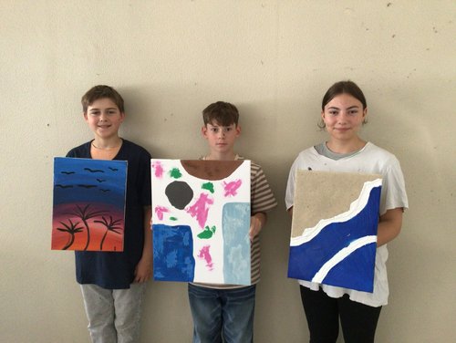 Projekttage 2026 Schüler mit selbst gemalten Bildern