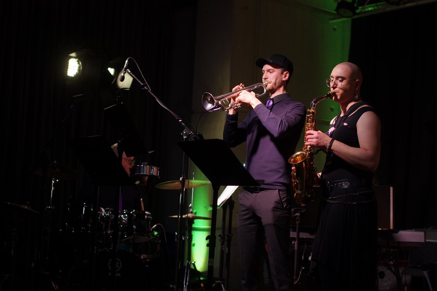 Musikerinnen und Musiker auf der Bühne