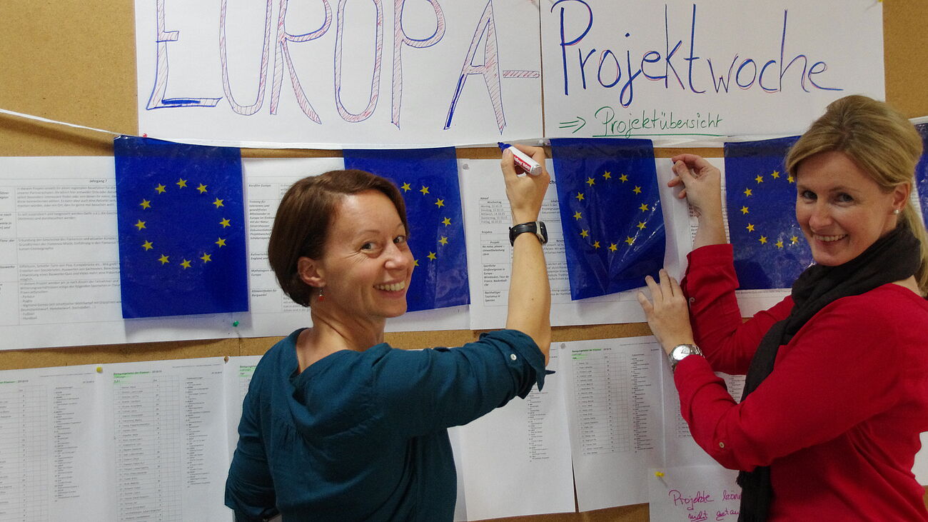 Foto: Organisationsarbeit: Viele Kurse und Angebote zum Thema Europa stehen den Schülerinnen und Schülern offen