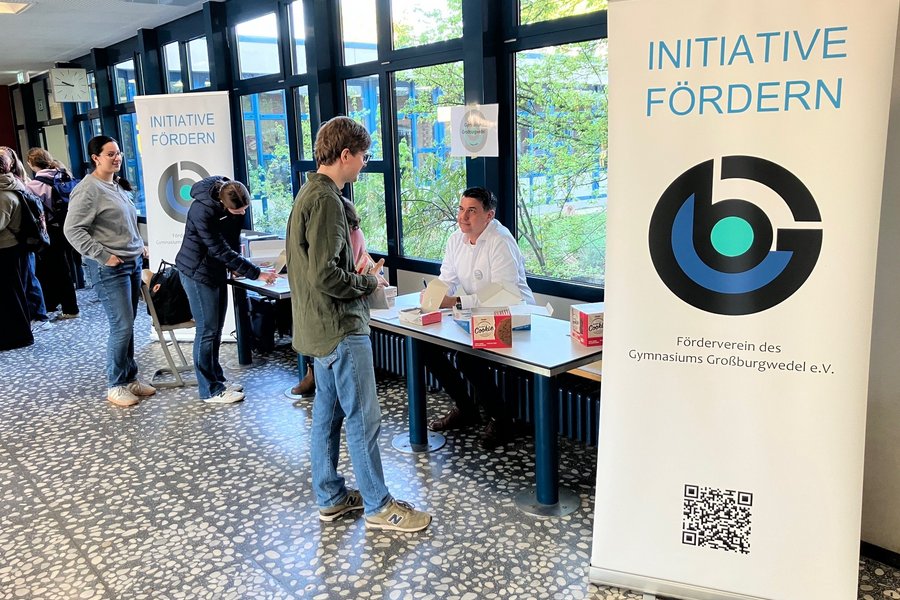 Schülerinnen und Schüler in der Pausenhalle.