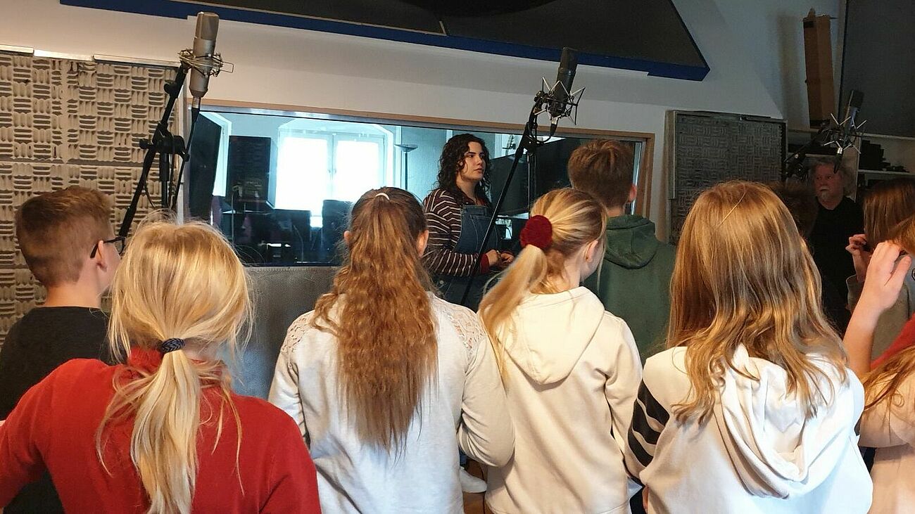 Konzentration vor der Aufnahme: Klasse 7B im Studio