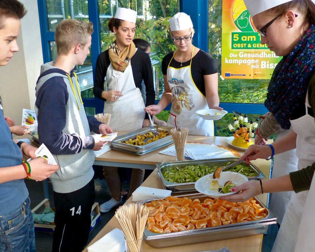 Schüler der Oberschule bieten frisches Obst an