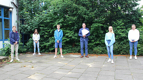 Foto: Fünf Schülerinnen und Schüler des Gymnasiums Großburgwedel erhalten Urkunde von Schulleiter Robert Baberske (Mitte): Ferdinand Wendt, Anna Carolina Porr Martins, Henrik Dorbandt, Cosima Wilkens und Tara Schellenberger (v.l.)