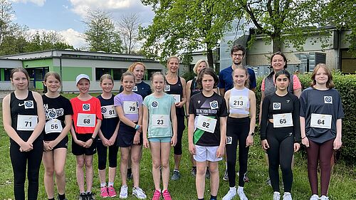 Volkslauf Großburgwedel 2023 Gruppenbild der Sportlerinnen und Sportler