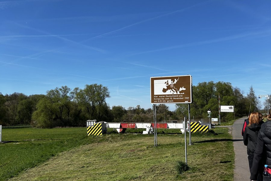 Außengelände des Museums mit Schild zur Wiedervereinigung Deutschlands