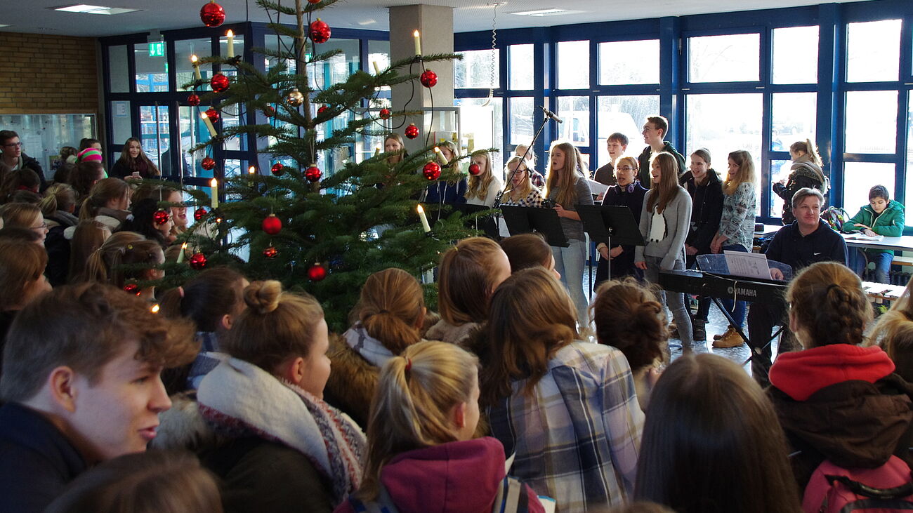 Auftritt in der Pausenhalle: Der Chor singt Weihnachtslieder.