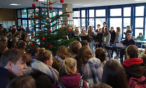 Auftritt in der Pausenhalle: Der Chor singt Weihnachtslieder.