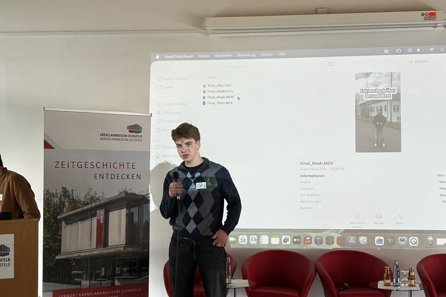 Schüler spricht in ein Mikrophon