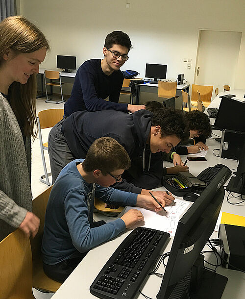 Foto: Konzentrierte Arbeit an schwierigen Aufgaben.