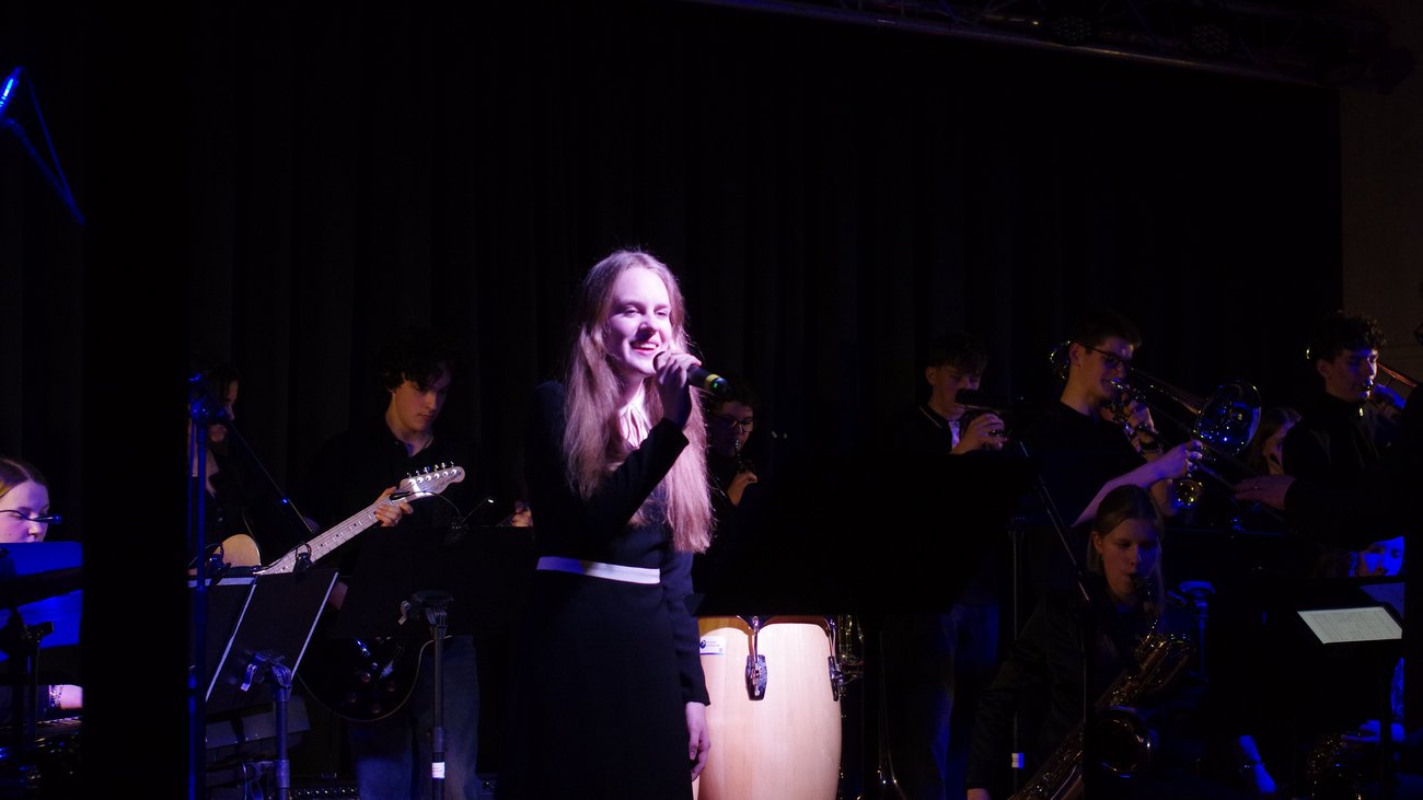 Musikerinnen und Musiker auf der Bühne