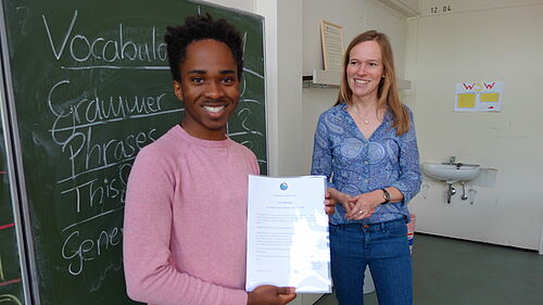 Jackson McFadden wird für sein Engagement ausgezeichnet.