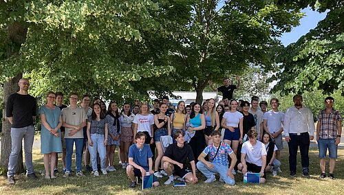 Schülerinnen und Schüler aus Burgwedel und Altenburg (Thüringen) treffen sich in Teistungen