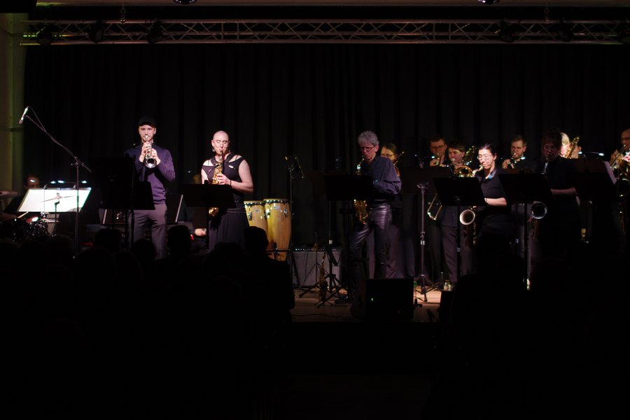 Musikerinnen und Musiker auf der Bühne