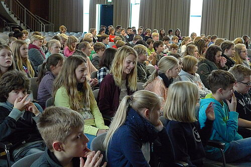 Foto: Das Publikum lauschte meistens gespannt, diskutierte aber auch die mögliche Siegerfrage.