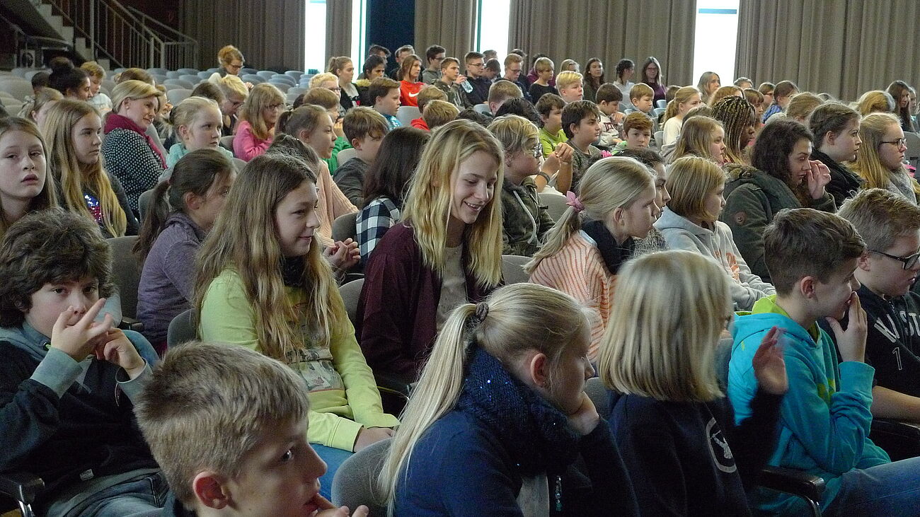 Foto: Das Publikum lauschte meistens gespannt, diskutierte aber auch die mögliche Siegerfrage.