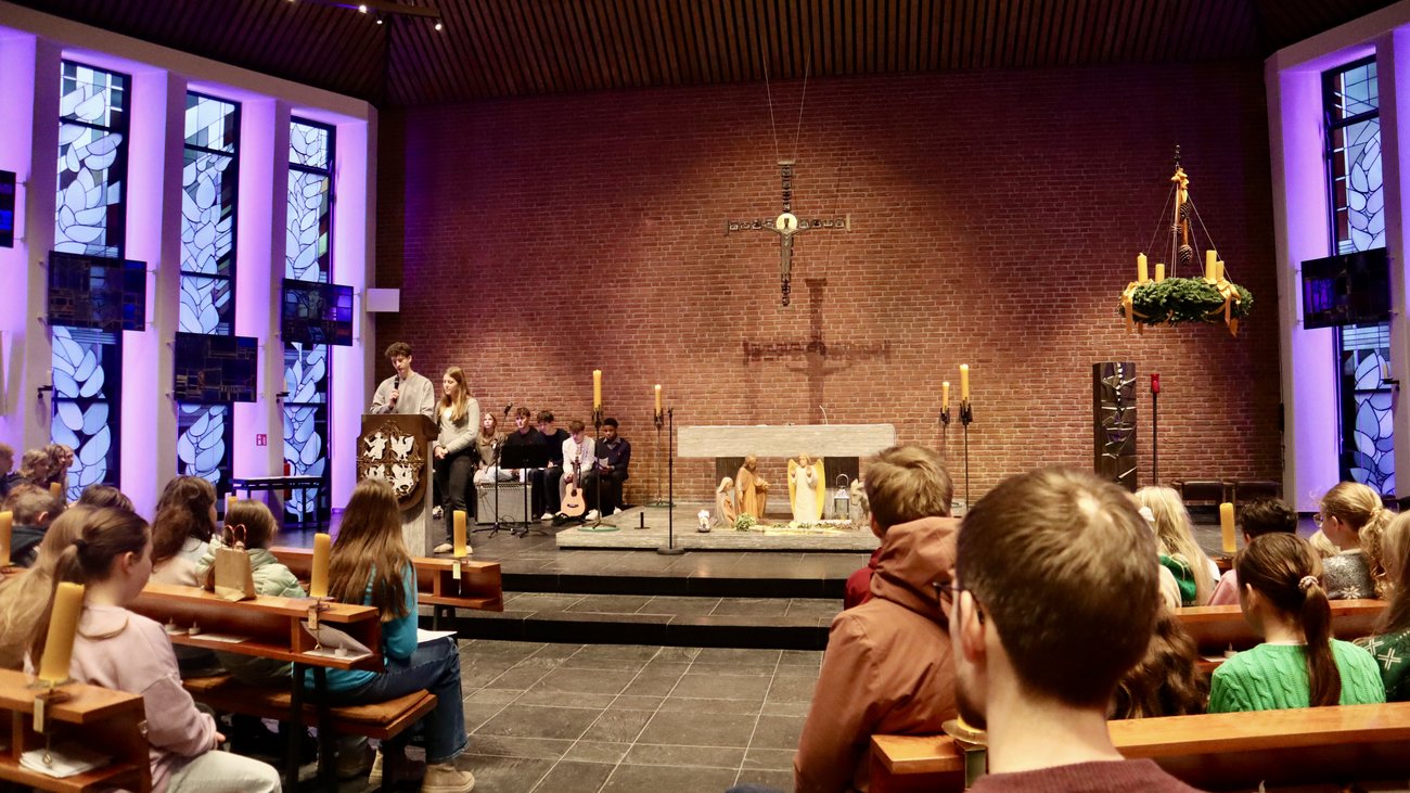 Schülerinnen und Schüler in der St. Paulus-Kirche Großburgwedel
