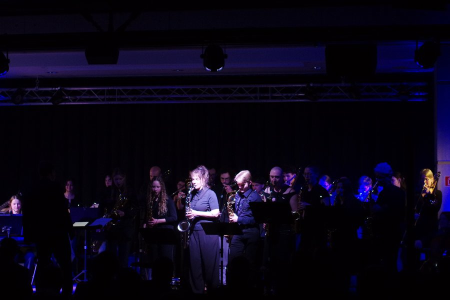 Musikerinnen und Musiker auf der Bühne