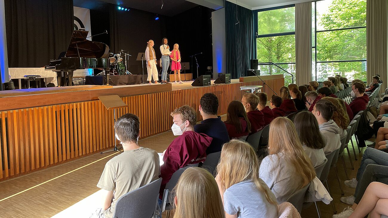 Wieder in der Aula: Ehrung für besondere Leistungen