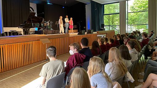 Wieder in der Aula: Ehrung für besondere Leistungen