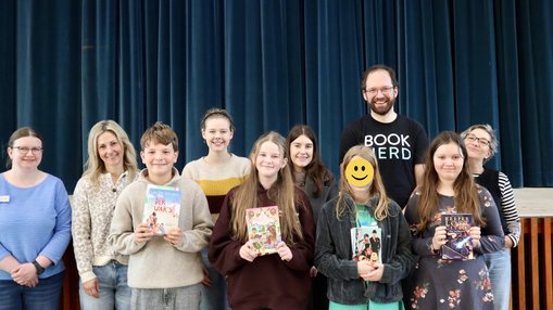 Die Teilnehmerinnen und Teilnehmer am Vorlesewettbewerb zusammen mit den Jury-Mitgliedern beim Gruppenfoto.