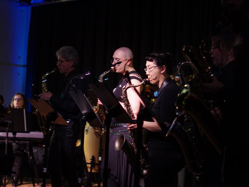  Musikerinnen und Musiker auf der Bühne