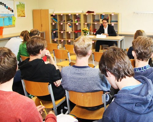 Dr. Birkner im Gespräch mit Schülern