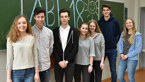 Foto: Die Abiturienten Marie Hobusch, Finn Clausen, Elion Mirena, Leonie Oldhafer, Birthe Blüthgen, Paul Ackermanns und Lisann Kanne sind bereit für die Abi-Prüfungen 2018.