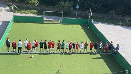 Die Jungs stehen auf dem Fußballplatz
