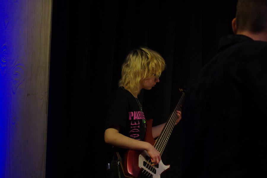 Musikerinnen und Musiker auf der Bühne