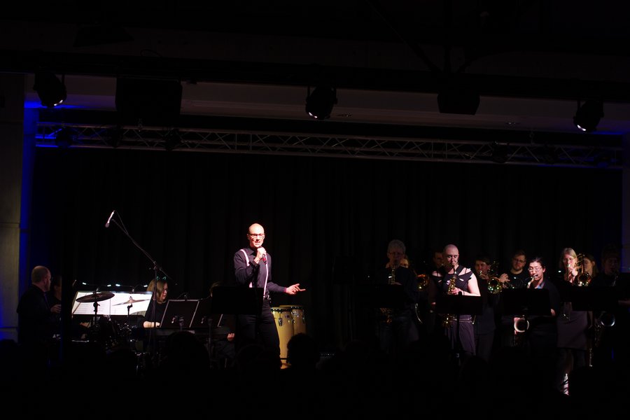 Musikerinnen und Musiker auf der Bühne