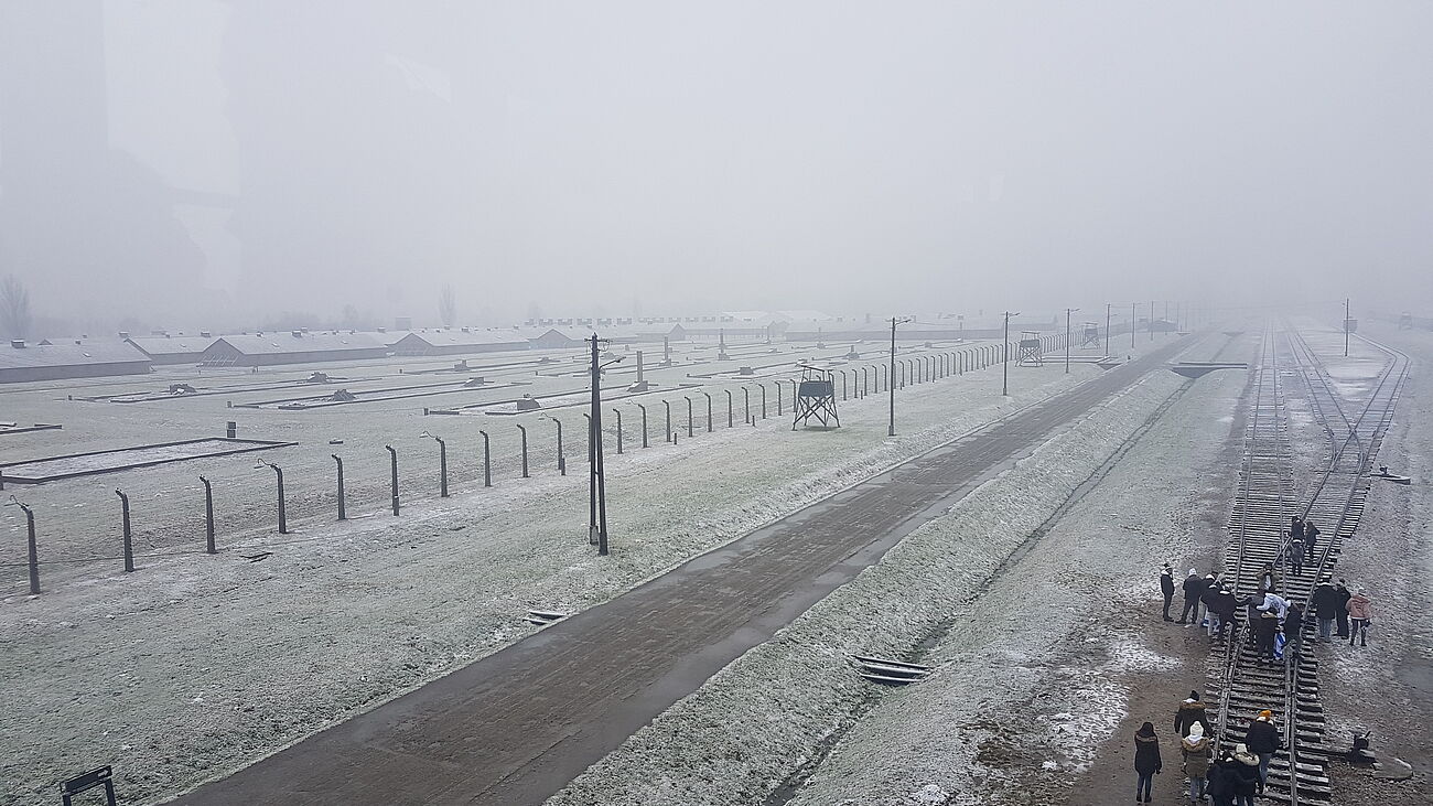 Foto: Blick vom Wachturm auf das Gelände des ehemaligen Lagers Auschwitz-Birkenau (Foto: Leroy Köhler)