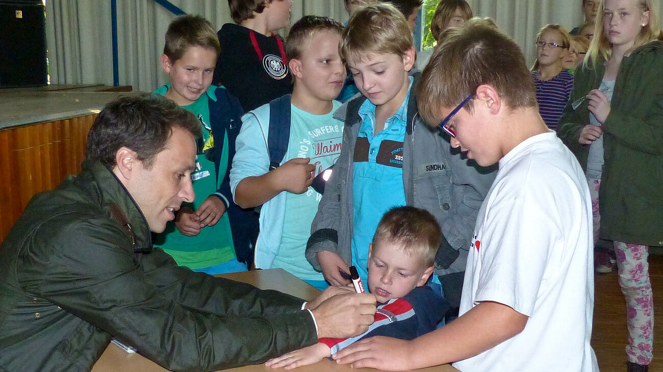 Autogrammstunde mit Steven Cherundolo