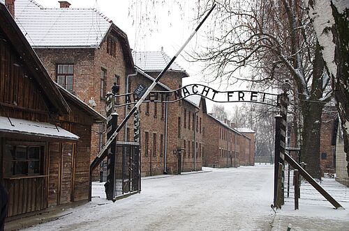 Foto: Der Eingangsbereich zum Konzentrationslager Auschwitz Stammlager
