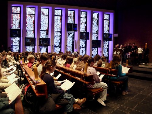 Schülerinnen und Schüler der unteren Jahrgangsstufen singen im Gottesdienst
