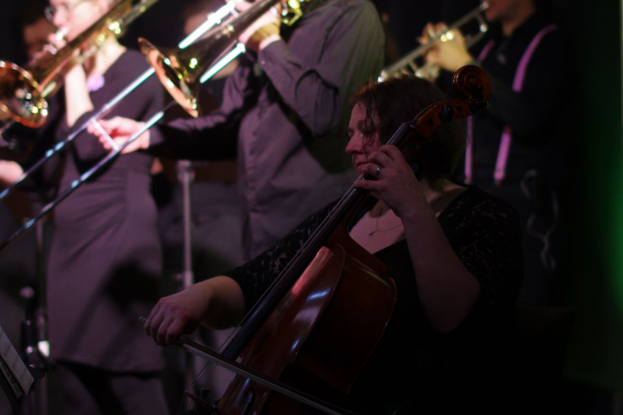 Musikerinnen und Musiker auf der Bühne