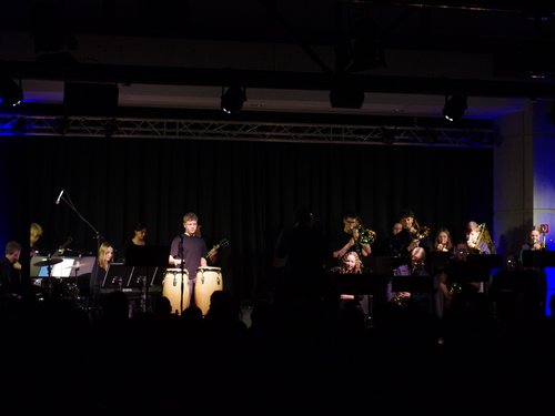 Musikerinnen und Musiker auf der Bühne