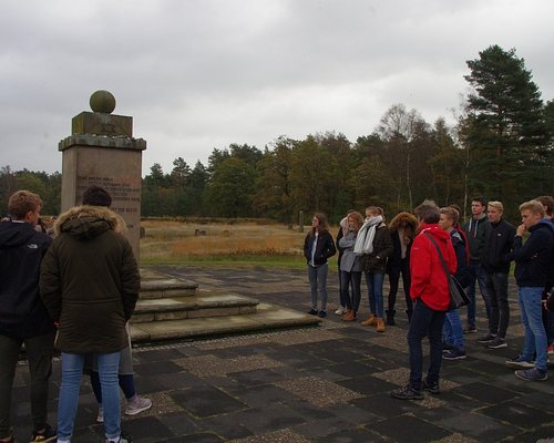 Gang über den Friedhof