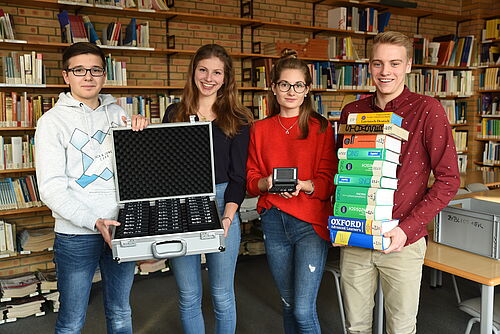 Foto: Ersetzen mehrere Kilogramm Nachschlagewerke: Die neuen digitalen Wörterbücher werden in Koffern in Klassensatzstärke aufbewahrt.