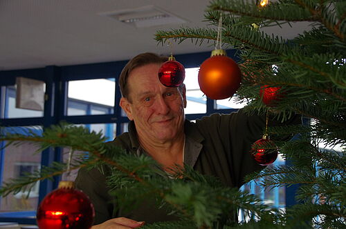 Wolfgang Kürschner beim Dekorieren des Weihnachtsbaums in der Pausenhalle.