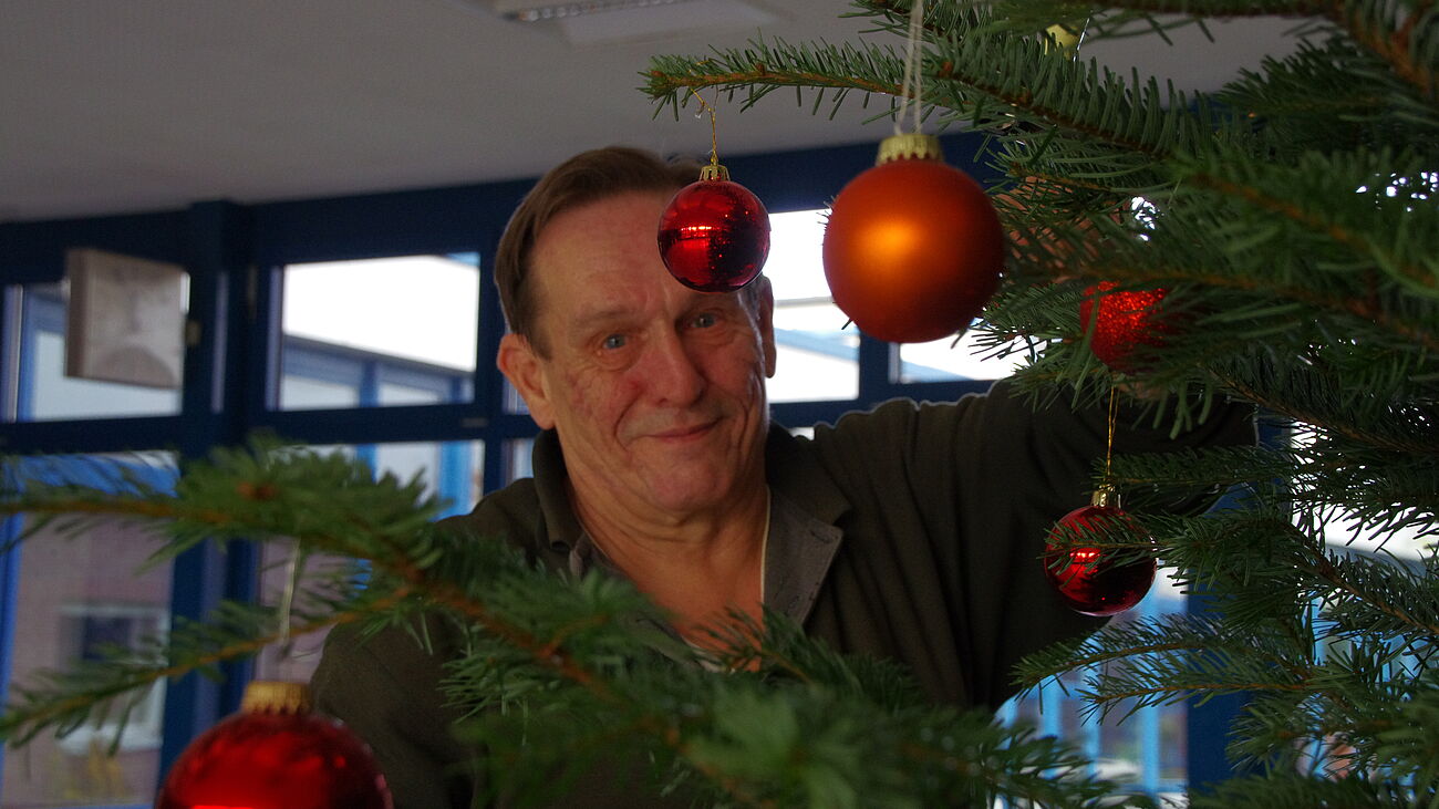 Wolfgang Kürschner beim Dekorieren des Weihnachtsbaums in der Pausenhalle.